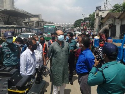 সাংবাদিকদের সঙ্গে কথা বলছেন মেয়র আতিক