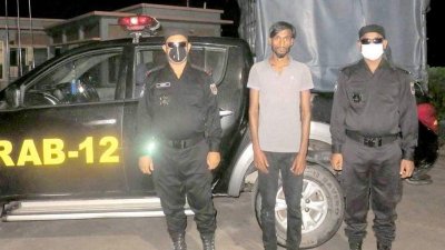 র&zwnj;্যাবের হাতে গ্রেফতার সিরাজগঞ্জ জেলা ছাত্রলীগের যুগ্ম সাধারণ সম্পাদক আনিসুর রহমান শুকুর।