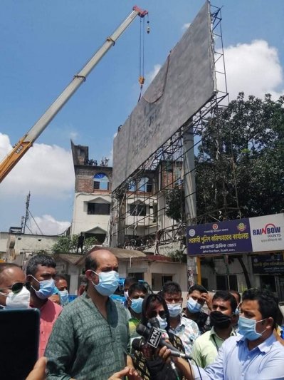 অবৈধ বিলবোর্ড অপসারণ করা হচ্ছে