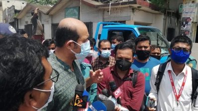 সাংবাদিকদের সঙ্গে কথা বলছেন মেয়র আতিক