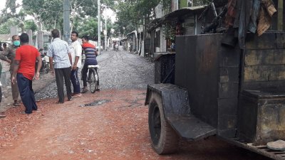 থিকনেস ও নিম্নমানের নির্মাণ সামগ্রী ব্যবহারের অভিযোগে সাময়িকভাবে বন্ধ রাস্তার সংস্কার কাজ