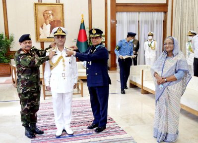 এডমিরাল র&zwnj;্যাংক ব্যাজ পেলেন নৌবাহিনী প্রধান (ছবি: ফোকাস বাংলা)