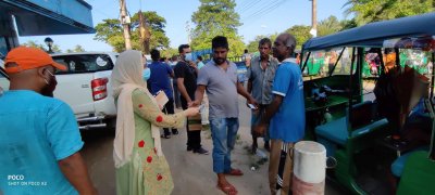 জনসচেতনতা বৃদ্ধির লক্ষ্যে সড়কে চলছে বিনামূল্যে মাস্ক বিতরণ