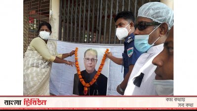 নড়াইলে ভারতের রাষ্ট্রপতি প্রণব মুখোপাধ্যায়ের প্রতিকৃতিতে ফুল দিচ্ছেন নড়াইলের জেলা প্রশাসক ও পুলিশ সুপার।