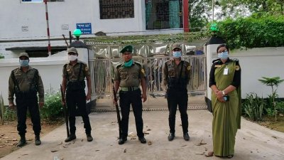 উপজেলা আনসার ভিডিপি কর্মকর্তা রেজিনা পারভীনের সঙ্গে নিরাপত্তায় নিয়োজিতরা 