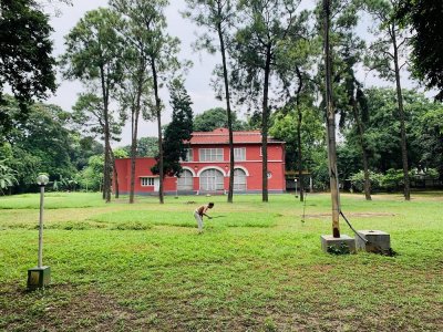 ভেঙে ভেঙে পড়ছে বিরোধীদলীয় নেতার সেই ‘লাল বাড়ি’