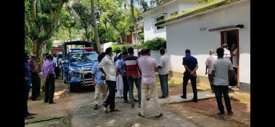হামলার খবর পাওয়ার পর ঘোড়া উপজেলা নির্বাহী কর্মকর্তার বাসভবনের সামনে এভাবেই ভিড় করেন গণমাধ্যমকর্মীরা। (দুপুরের ছবি)