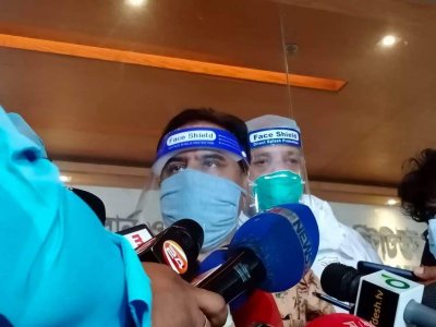 সাংবাদিকদের সঙ্গে কথা বলছেন স্বাস্থ্য সচিব