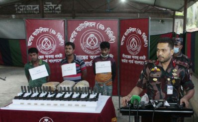 বেনাপোলে আটক অস্ত্রের চালান 