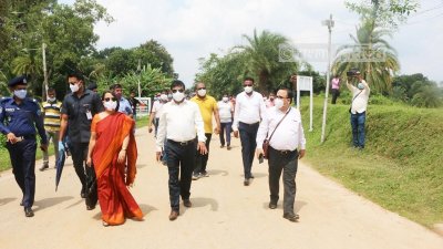 সোনামুড়া যাওয়ার পথে ভারতীর হাইকমিশনার রীভা গাঙ্গুলী দাস