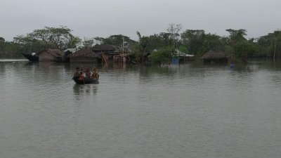 সাতক্ষীরার উপকূলীয় এলাকার প্রধান বাহন নৌকা