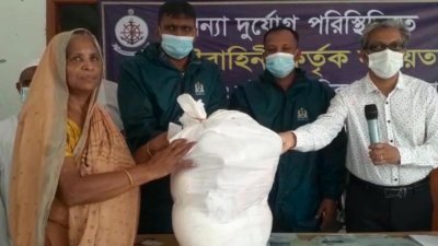 নৌবাহিনীর ত্রাণ সামগ্রী বিতরণ, ছবি: আইএসপিআর