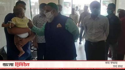মাতৃসদন পরিদর্শনের সময় একটি শিশুর কুশল জেনে নিচ্ছেন চসিক প্রশাসক খোরশেদ আলম সুজন।