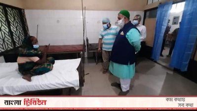 মাতৃসদনে একজন রোগীর সঙ্গে কথা বলেন চসিক প্রশাসক খোরশেদ আলম সুজন।