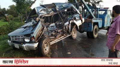 সংঘর্ষে দুমড়ে যাওয়া জিপটি সরিয়ে নেওয়া হচ্ছে