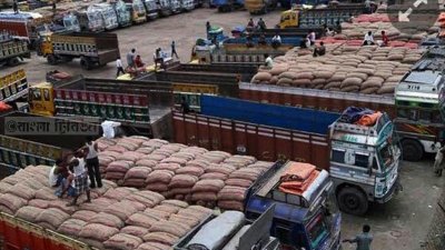 বেনাপোল বন্দরে পণ্য নিয়ে আসা ভারতীয় ট্রাক