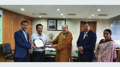প্রবাসী কল্যাণ মন্ত্রণালয়ে শুদ্ধাচার পুরস্কারপ্রাপ্তদের ক্রেস্ট প্রদান