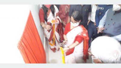 ফিতা কেটে তীর্থযাত্রী বিশ্রামালয় ভবনের উদ্বোধন করছেন রীভা গাঙ্গুলী