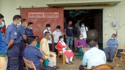 অবৈধভাবে ধান মজুত করায় ব্যবসায়ীর গুদামে ভ্রাম্যমাণ আদালতের অভিযান
