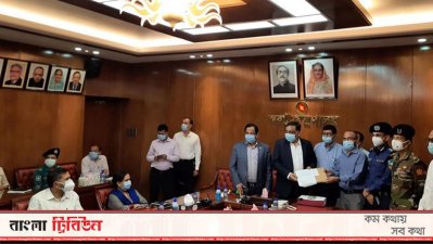 স্বরাষ্ট্রমন্ত্রী আসাদুজ্জামান খান কামালের কাছে তদন্ত প্রতিবেদন দেওয়া হচ্ছে 