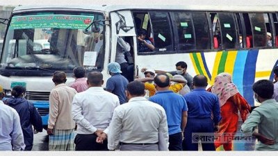 সামাজিক দূরত্ব বজায় রাখছেন না যাত্রীরা 