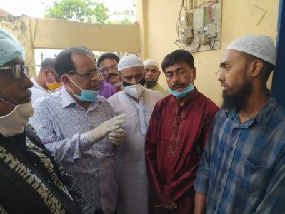 নিহতদের পরিবারের সঙ্গে দেখা করেন আনোয়ার হোসেন 