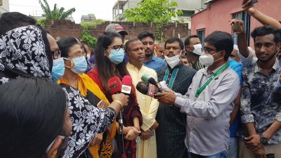 সাংবাদিকদের সঙ্গে কথা বলছেন ডা. নিপুন রায় 