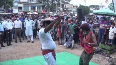করোনা প্রতিরোধে সচেতনতা বাড়াতে গম্ভীরা পরিবেশন