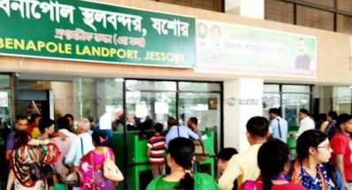 বেনাপোল স্থলবন্দর দিয়ে স্বাভাবিক পরিস্থিতিতে যাত্রীদের আসা-যাওয়া