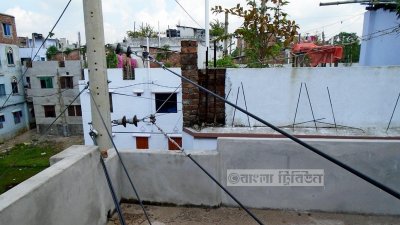 বাড়ির ওপর হাইভোল্টেজ তার। যে কোনও সময় দুর্ঘটনার আশঙ্কা 