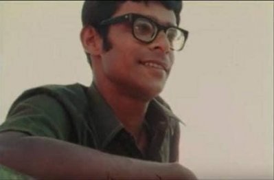 মোটা ফ্রেমের চশমায় মুক্তির গানে তারিক আলী