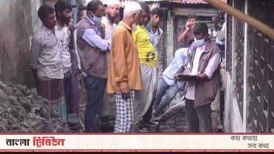 স্থানীয় প্রত্যক্ষদর্শীদের সঙ্গে কথা বলছেন সিআইডির কর্মকর্তারা।