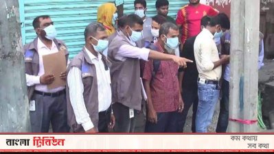 মসজিদের সামনে দাঁড়িয়ে গ্যাসলাইনসহ বিভিন্ন বিষয়ে তথ্য সংগ্রহ করেন তারা