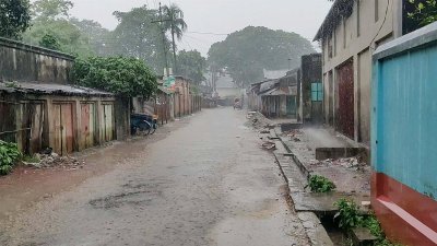 বৃষ্টিতে ভিজে যাচ্ছে রাস্তা
