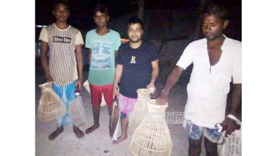 পলো হাতে মাছ শৌখিন শিকারিরা 
