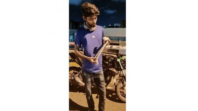 ফ্লাইওভারের ওপরে ‍সুতা পেয়ে সরিয়ে রাখেন আসাদুর রহমান