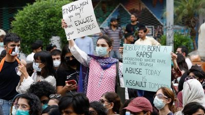 পাকিস্তানে নারীকে সংঘবদ্ধ ধর্ষণের ঘটনায় বিক্ষোভ, গ্রেফতার ১