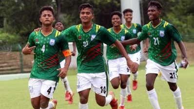  চোটে ভুগছেন রাকিবুল (চার নম্বর জার্সিধারী)