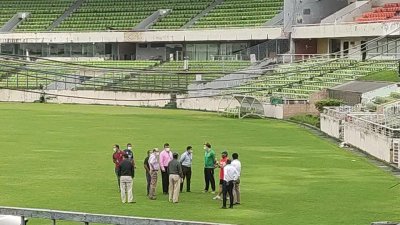মাঠে বিসিবি প্রধানের সঙ্গে পরিচালকরা। ছবি-রবিউল ইসলাম। 