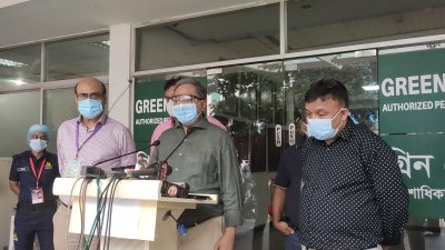 সংবাদ সম্মেলনে কথা বলছেন বিসিবি প্রধান নাজমুল হাসান।