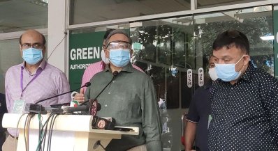 অন্য পরিচালকদের সঙ্গে বিসিবি সভাপতি নাজমুল হাসান (মাঝে)