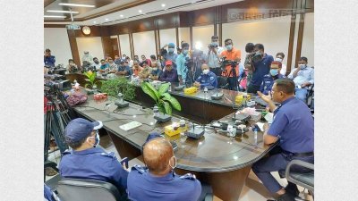 রাজশাহীর ডিআইজি অফিসে গণমাধ্যমকর্মীদের সঙ্গে অনুষ্ঠিত মতবিনিময় সভায় ডিআইজি আব্দুল বাতেন।