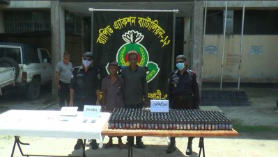 ট্রান্সফরমারের ভেতর থেকে ফেনসিডিল উদ্ধার, আটক ২