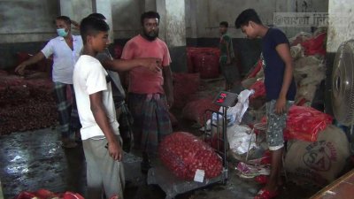 হিলির বিভিন্ন আড়তে বিক্রি হওয়া পেঁয়াজ
