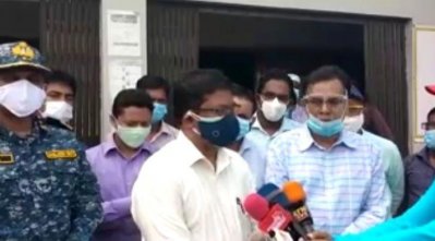 সাংবাদিকদের সঙ্গে কথা বলছেন নৌপরিবহন মন্ত্রণালয়ের সচিব মোহাম্মদ মেজবাহ্ উদ্দিন চৌধুরী।