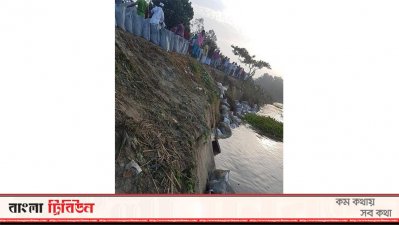 বাঁধ রক্ষার চেষ্টা করা হচ্ছে