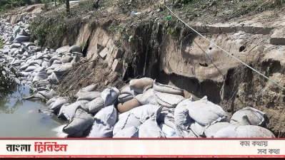 জিওব্যাগ ফেলে বাঁধ রক্ষার চেষ্টা করা হচ্ছে