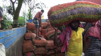 হিলি বন্দর দিয়ে ভারত থেকে আসা কাঁচা মরিচ