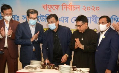 কেক কেটে বিশেষ দিনটি উদযাপন করেছেন কাজী সালাউদ্দিন