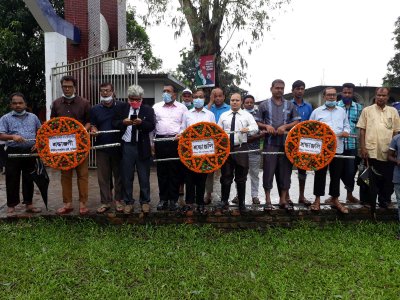 শ্রদ্ধা জানাতে আসা অতিথিরা 